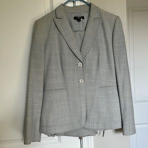 Tahari Suite